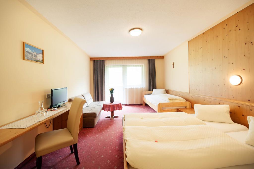 Hotel Steuxner Neustift im Stubaital Ruang foto